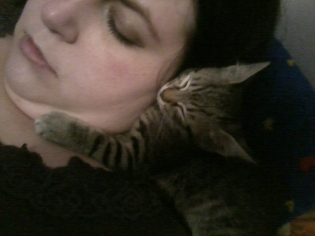 Szimike a hajamba bújik a nyakamnál